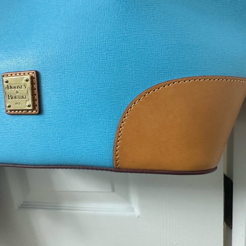 Beautiful baby blue BRAND NEW NEVER USED Dooney & Bourke long strap purse! - Picture 5 of 9